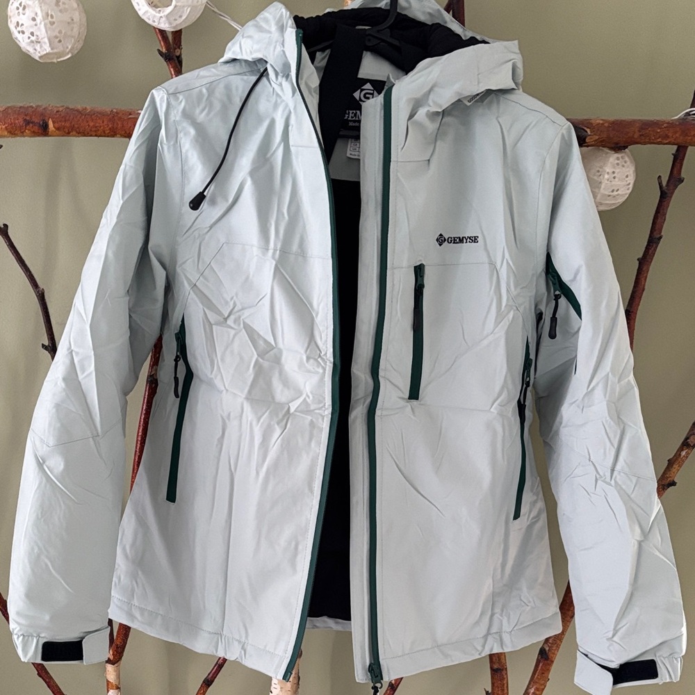 NEW Gemyse Women's Ski Jacket in Light Green
